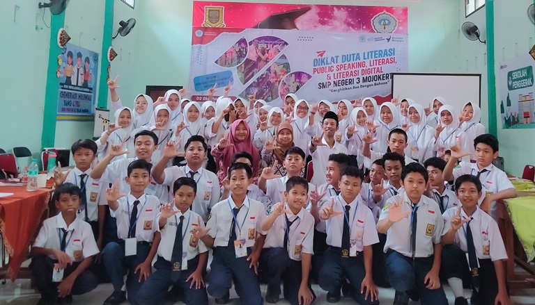 ????SALAM LITERASI: Diklat Duta Literasi digelar SMPN 3 Kota Mojokerto menghadirkan pemateri Manajer Online dan Media Sosial Jawa Pos Radar Mojokerto, Moch. Chariris. Senin (2/10).