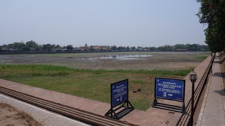 Kondisi wisata Kolam Segaran di Desa/Kecamatan Trowulan, di tengah musim kemarau sepi pengunjung.