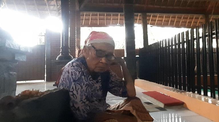 PULUHAN TAHUN: Tuminah, juru kunci Petilasan Gajah Mada di Desa Lebak Jabung, Kecamatan Jatrejo yang mengabdi sejak 1993, Senin (2/10).