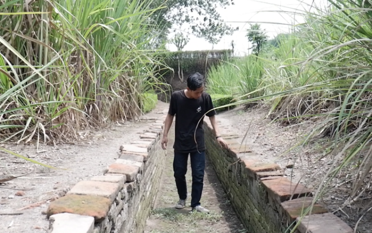 KLASIK: Situs saluran air di Dusun Nglinguk, Desa/Kecamatan Trowulan, Kabupaten Mojokerto, menjadi bukti kemajuan teknologi bidang pertanian di era Majapahit. (foto: misbakhul ulum)