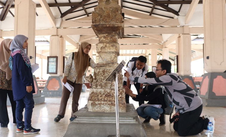 OBSERVASI: TACB Disbudporapar Kabupaten Mojokerto mengamati ODCB sebelum ditetapkan sebagai cagar budaya tingkat Kabupaten.