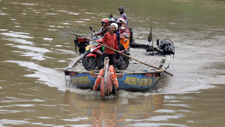 TRANSPORTASI AIR: Aktivitas perahu penyeberangan di Sungai Brantas, Desa Betro, Kecamatan Kemlagi. Sejak hampir seribu tahun yang lalu, sungai ini sudah berfungsi sebagai jalur transportasi dan perdagangan. (foto: sofan kurniawan)