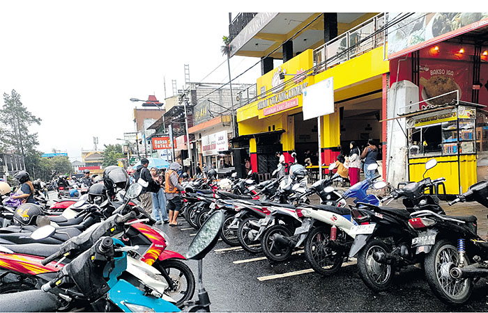 RAMAI: Area parkir di kawasan Alun-Alun Kota Batu setiap hari dipadati  kendaraan wisatawan yang datang dari berbagai daerah.