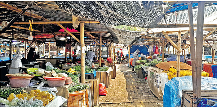 BELUM PINDAH: Pedagang kaki lima di Pasar Relokasi masih bertahan karena belum ada pengumuman pindah ke Pasar Induk.
