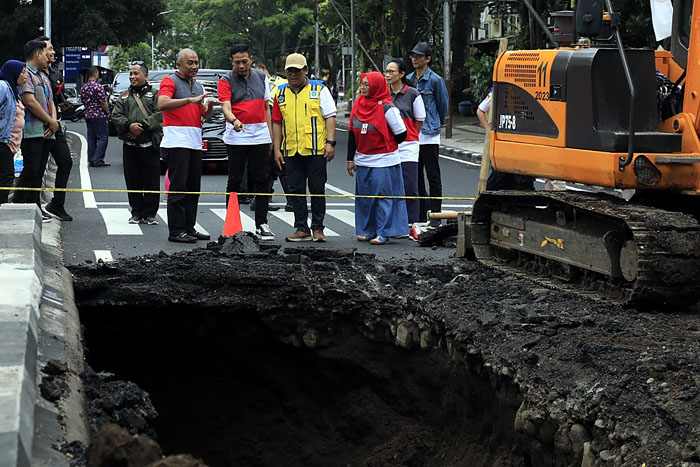 Aspal Jalan Bandung Kota Malang ambles.