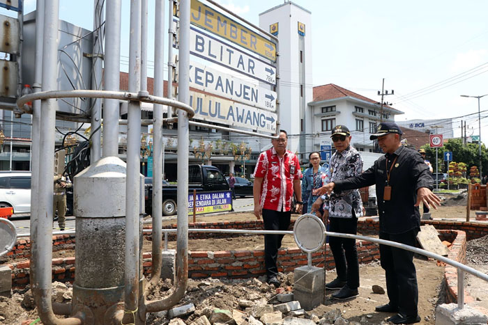 Pj Wali Kota Malang Wahyu Hidayat (berkacamata) mendengar paparan Sekda Erik Setyo Santoso soal median jalan di pertigaan PLN Malang