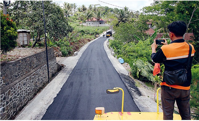 TAMBAH LEBAR: Pelapisan aspal di ruas jalan menuju Pantai Modangan yang sebelumnya telah dilebarkan dengan teknik cor beton di kedua sisinya masing-masing satu meter.