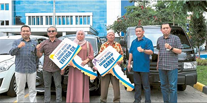 SERAH KUNCI: Pimpinan Cabang Bank BRI Malang Martadinata Patar Pandapotan bersama Sumiati dan Supardi yang memenangi Grand Prize Panen Hadiah Simpedes.
