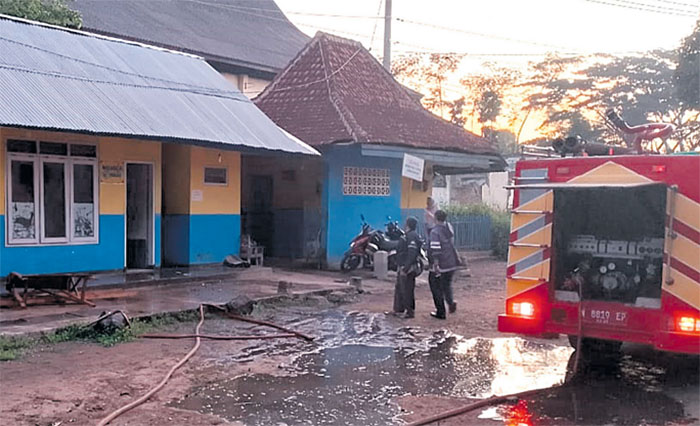 SUDAH PADAM: Petugas Damkar seusai memadamkan api di musala yang berada di Pasar Sumedang kemarin.