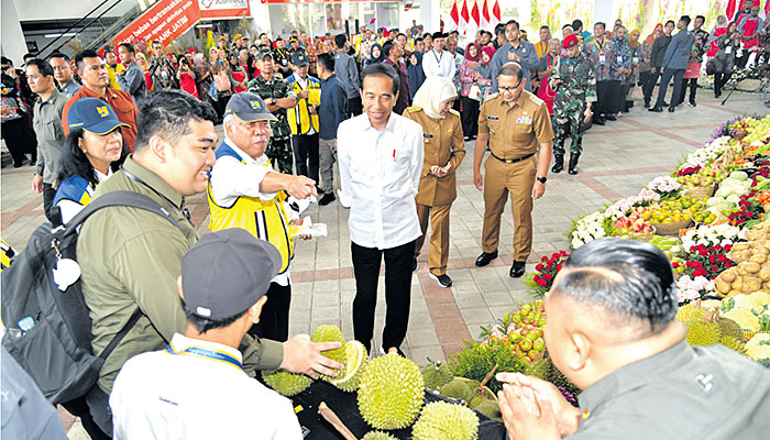 SAPA PEDAGANG: Presiden Joko Widodo menyapa pedagang Pasar Induk Among Tani Kota Batu usai acara peresmian, Kamis (14/12)