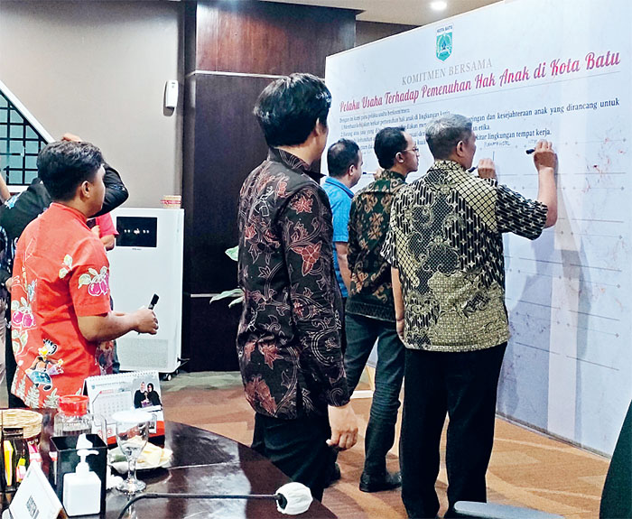 TANDA TANGAN: Perwakilan dari dunia usaha menorehkan tanda tangan di banner sebagai wujud komitmen mendukung Batu sebagai kota layak anak.