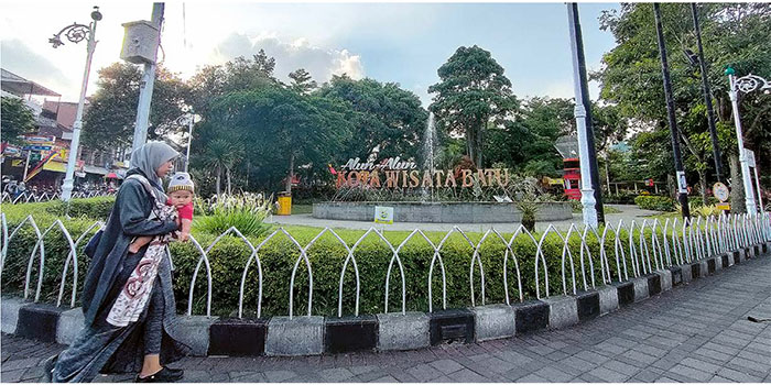 STERIL:  Kawasan di  trotoar sisi  timur Alun Alun Kota Batu yang sempat  dijadikan  tempat  mangkal  PKL kemarin  sudah tidak  ada lagi