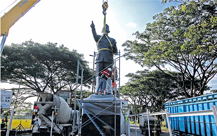 BERI KOMANDO: Sejumlah pekerja melakukan tahapan finishing pada patung Bung Karno di kawasan Jalibar kemarin (20/12).