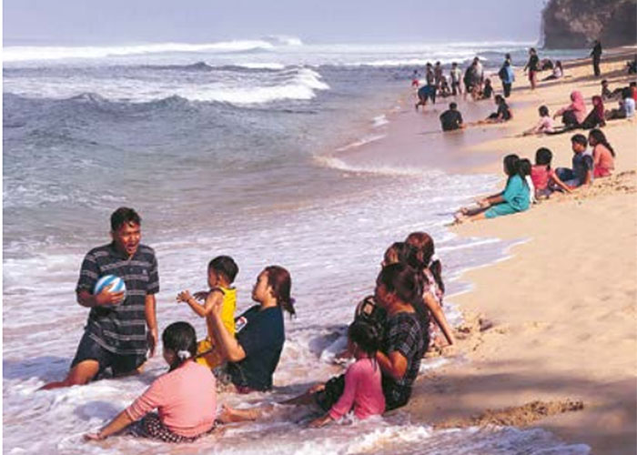 SERU: Pengunjung menikmati bermain air Pantai Ngudel, Kecamatan Bantur beberapa waktu lalu.