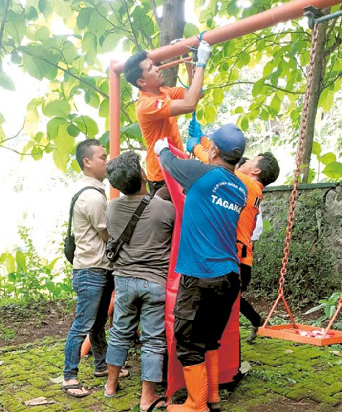 EVAKUASI: Petugas dari BPBD Kabupaten Malang mengevakuasi laki-laki yang gantung diri di Taman Puspa kemarin (26/12)