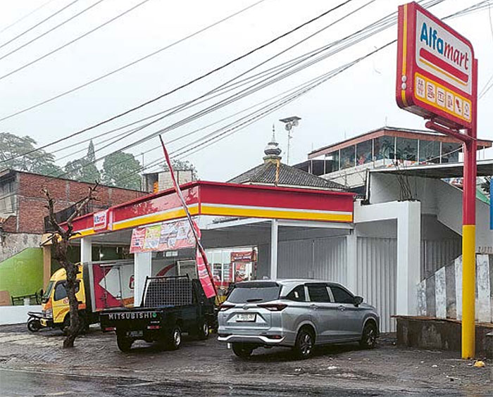 BERMASALAH: Gerai Alfamart di Desa Giripurno hari ini tetap dibuka meski ditolak beberapa pemilik toko.