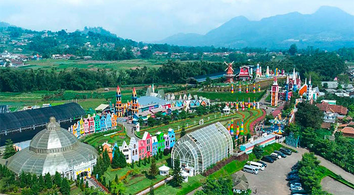 INSTAGRAMABLE: Destinasi wisata Santerra de La Ponte Pujon Kabupaten Malang menawarkan berbagai spot foto yang menarik.