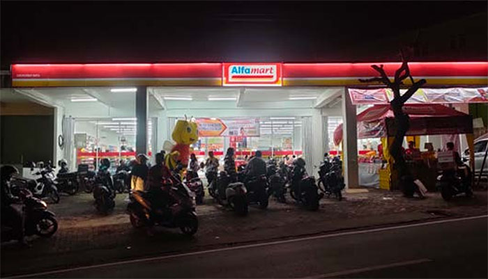 RAMAI: Hari pertama dibuka, Alfamart Giripurno langsung diserbu pembeli.