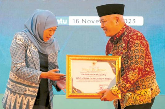 STOP BAB SEMBARANGAN: Bupati Malang Drs HM Sanusi MM menerima penghargaan Open Defecation Free (ODF) dari Gubernur Jatim Khofifah Indar Parawansa pada 16 November 2023.