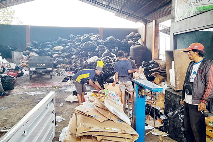 PENUH: pasokan sampah ke TPS3R Oro-Oro Ombo membeludak saat liburan Nataru.