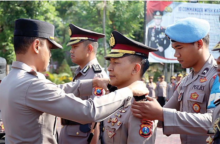 SESUAI KEBUTUHAN: AKBP Putu Kholis Aryana memimpin serah terima jabatan (sertijab) sejumlah pejabat yang digelar di halaman Mapolres Malang kemarin (4/1).
