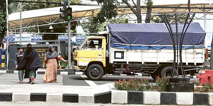 JALUR CEPAT: Penyeberang di Jalan Dewi Sartika di depan Terminal Kota Batu dan Pasar Induk Among Tani harus ekstra hati-hati karena kendaraan yang lewat cenderung cepat.