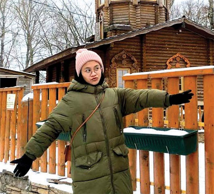 DINGIN: Nahya Elfaricha Mafula saat berada di Rusia.