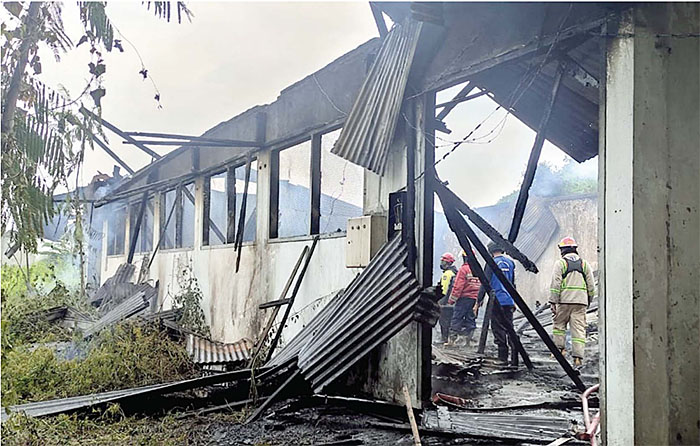 RUSAK PARAH: Sejumlah petugas Damkar Kabupaten Malang masih berada di bagian gudang usai memadamkan api yang membakar bekas pabrk benih jagung.