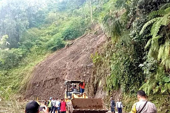 TAK BISA DILEWATI: Alat berat diturunkan dalam peristiwa tanah longsor yang terjadi di Jalan Raya Pujon-Kasembon bulan Maret tahun 2023 lalu.