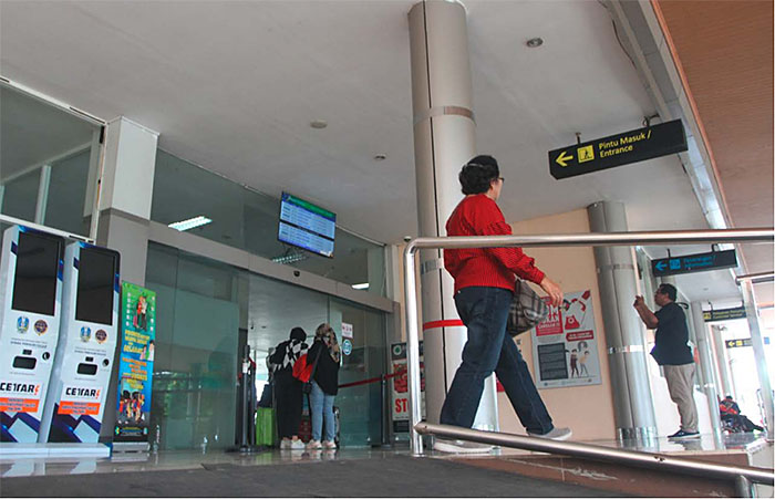 HANYA SEMENTARA: Kondisi di dalam Bandara Abdulrachman Saleh yang sempat ditutup akibat munculnya abu vulkanik Gunung Semeru, kemarin (12/1).