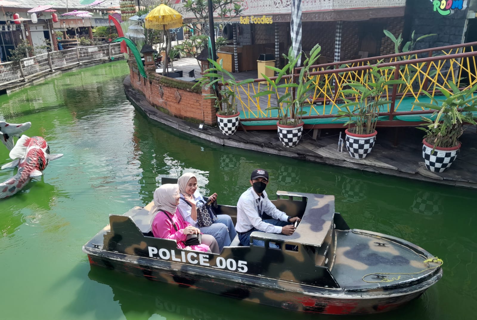 SERU: Wisatawan sedang asyik naik perahu di Pasar Apung Museum Angkut.