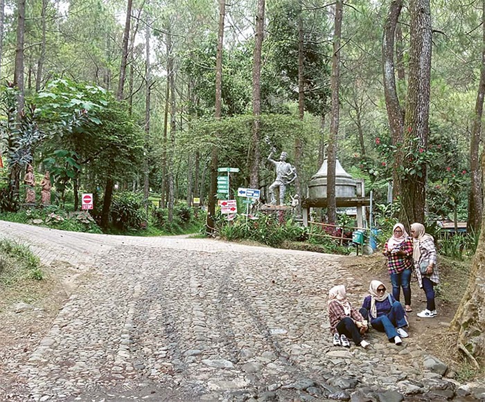 Pengunjung menikmati suasana di Bumi Perkemahan Bedengan di Desa Selorejo Kecamatan Dau.