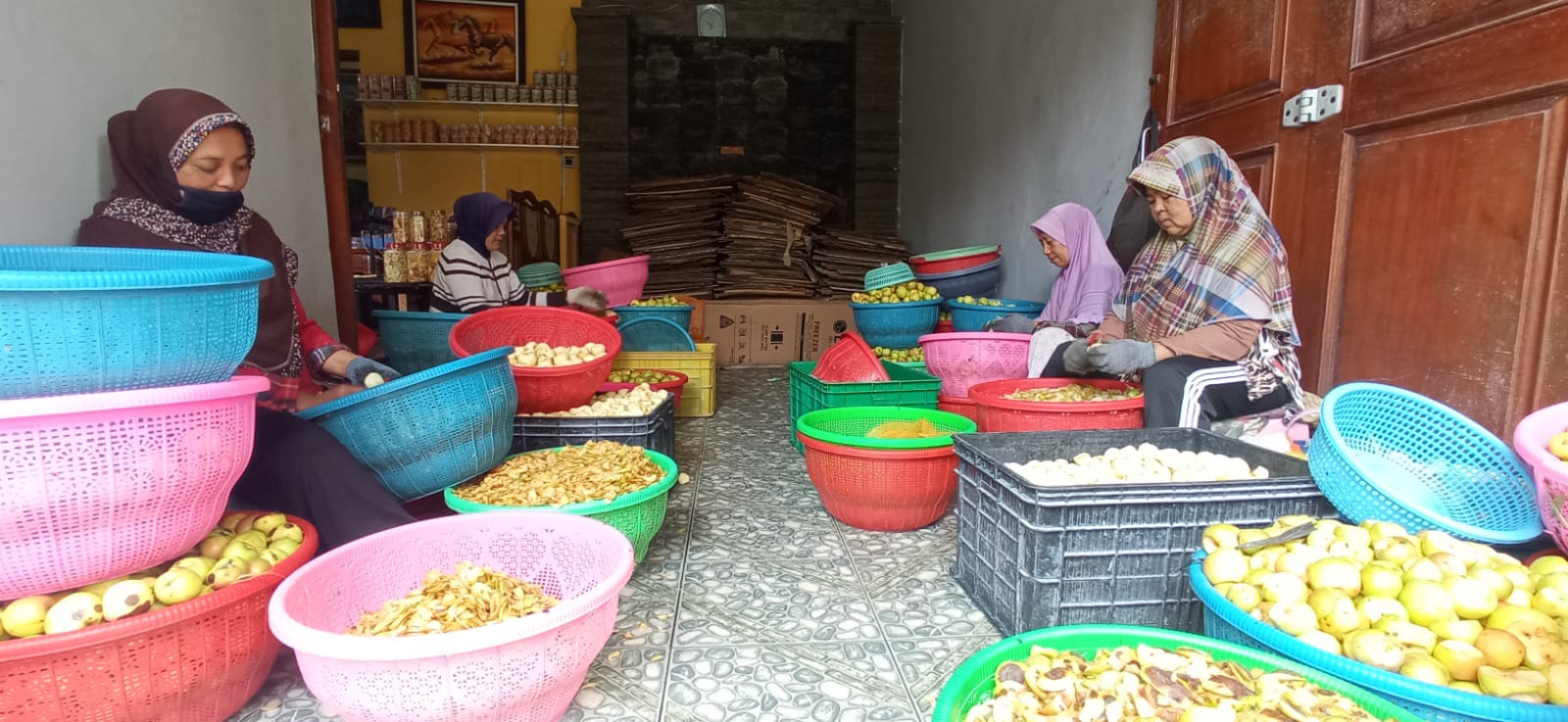 PRODUKSI: Sejumlah pengelola UMKM di Kota Batu saat memproduksi keripik apel.