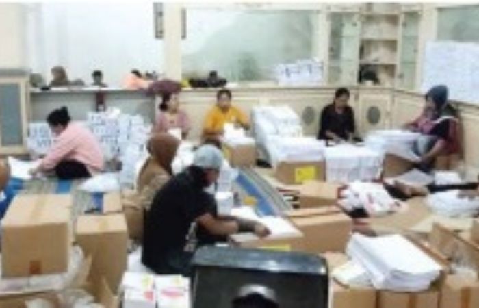 Kerusakan terjadi para ratusan lembar surat suara Pemilu 2024.  Hal ini diketahui oleh Komisi Pemilihan Umum (KPU) Kota Batu saat proses sortir pelipatan surat suara.