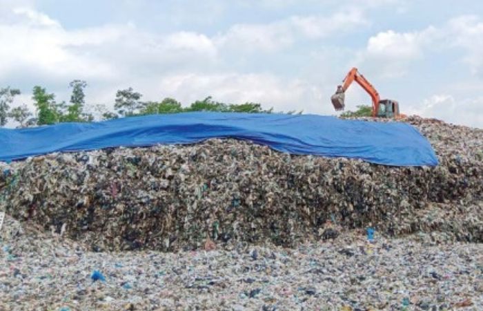 MENUMPUK: Timbunan sampah di TPA Paras, Kecamatan Poncokusumo. Hingga kini, masih banyak warga yang membuang sampah di tempat pembuangan liar.