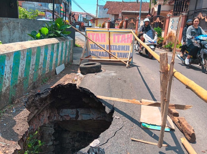 MaSIh BOLOnG: kondisi jembatan yang menghubungkan dusun Bendungan dan klandungan, desa Landungsari, kecamatan dau.