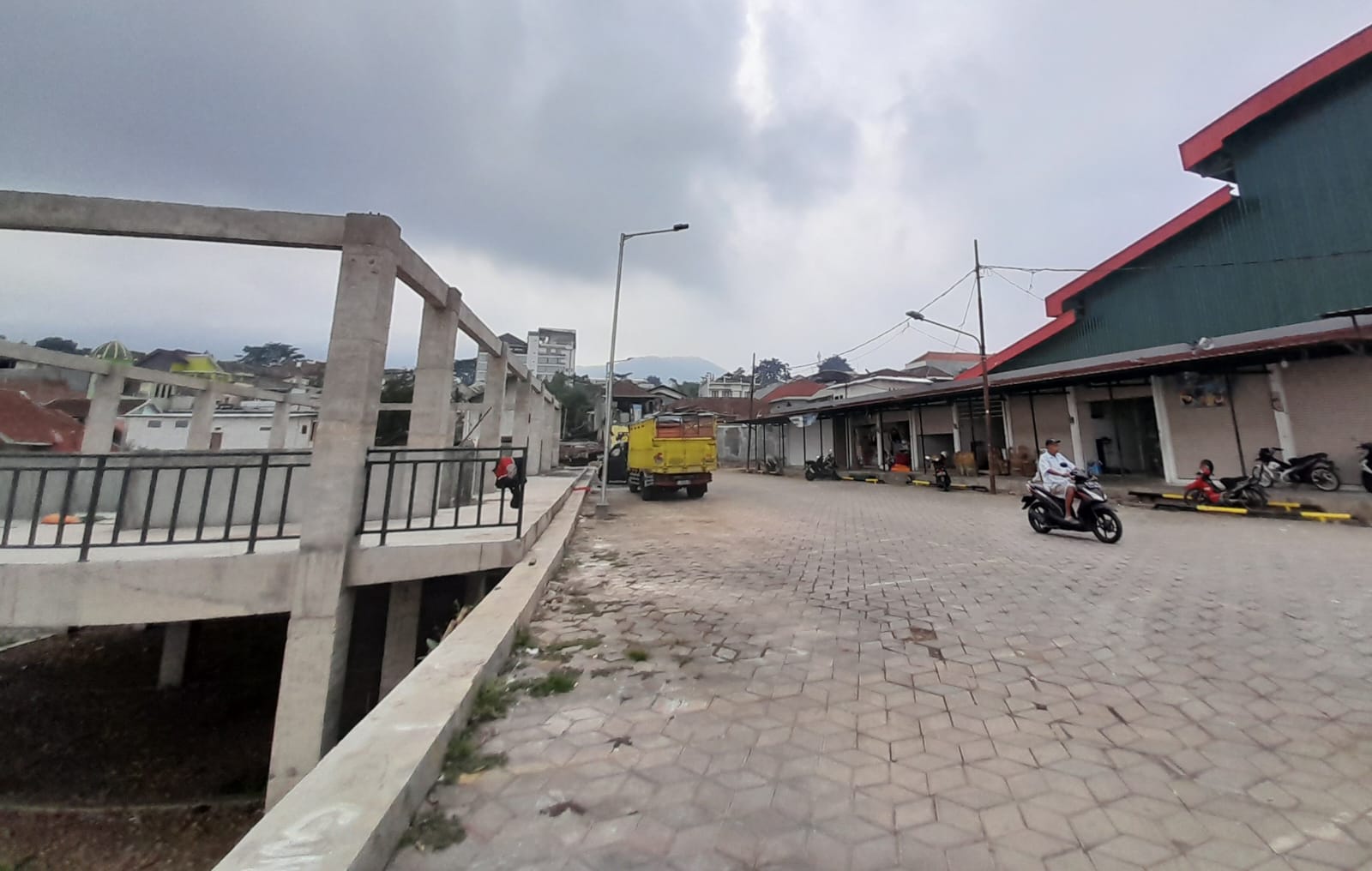 BELUM JADI: Pembangunan Pasar Unggas di belakang Pasar Sayur Kota Batu belum tuntas.