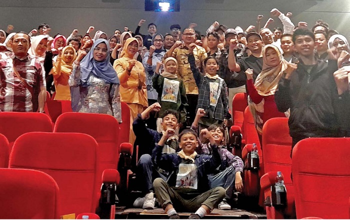 NONTON BARENG: Pj Wali Kota Batu menyaksikan film berjudul Serdadu Apel Emas di Cinepolis Lippo Plaza Batu, Jumat (19/1).