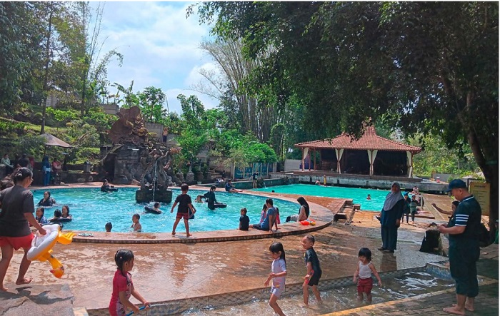 BERMAIN AIR: Sejumlah pengunjung, khususnya anak-anak menikmati segarnya air di Kolam Renang Pentungan Sari, Toyomerto, Kecamatan Singosari.