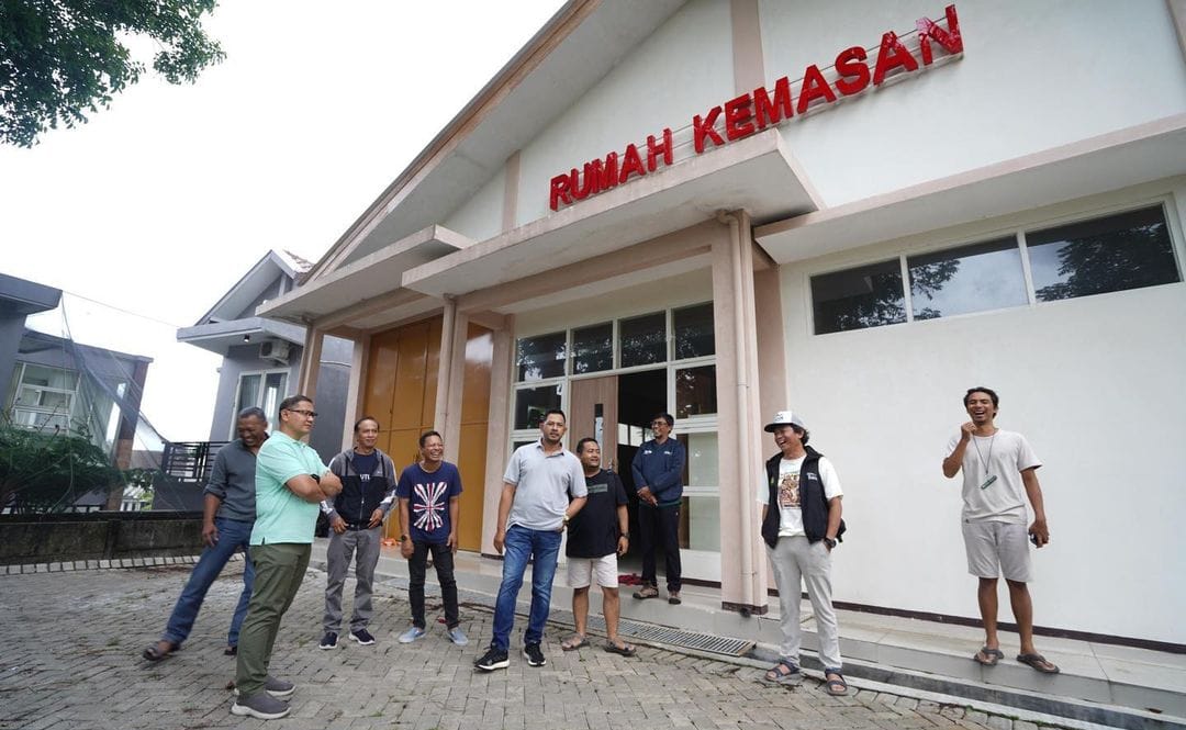 SIDAK: Pj Wali Kota Batu melihat kondisi gedung PLUT yang akan direnovasi, Kamis (25/1).