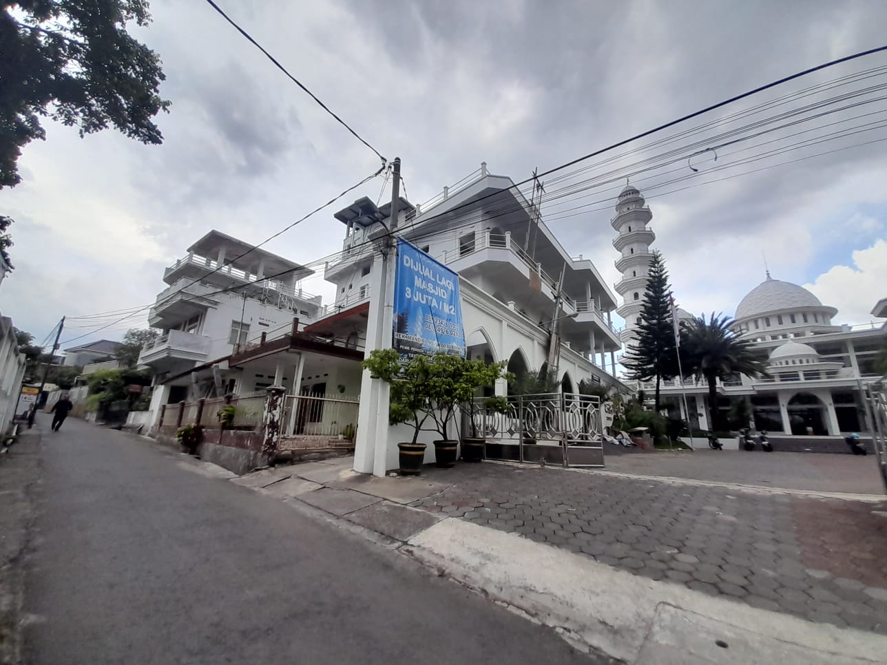 MEGAH: Masjid Darush Sholihin mampu mengumpulkan infaq hingga Rp 1 miliar lebih dengan cara membuat baliho Masjid "Dijual"
