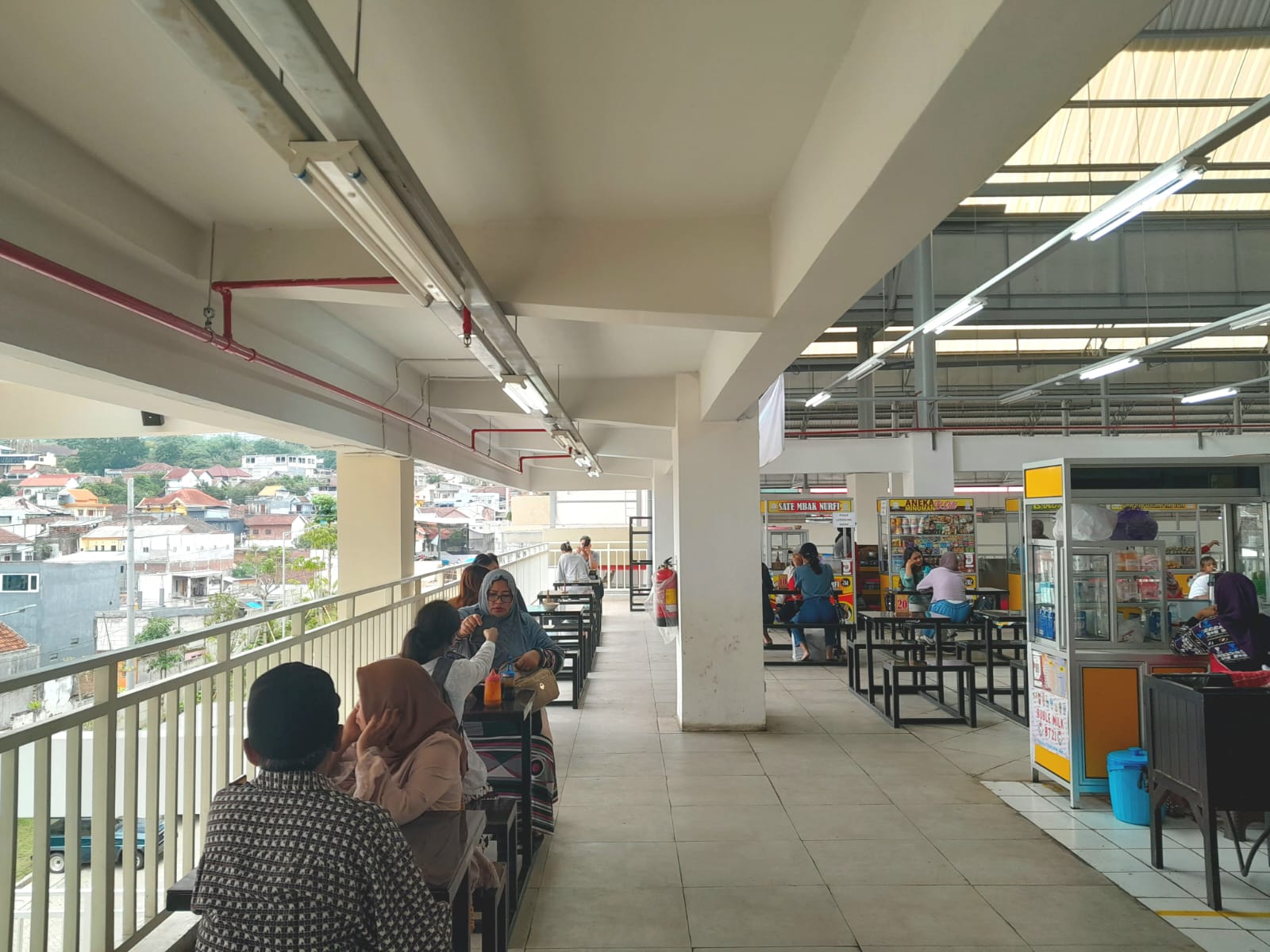 NYAMAN: Zona kuliner Pasar Induk sehari-hari ramai pembeli