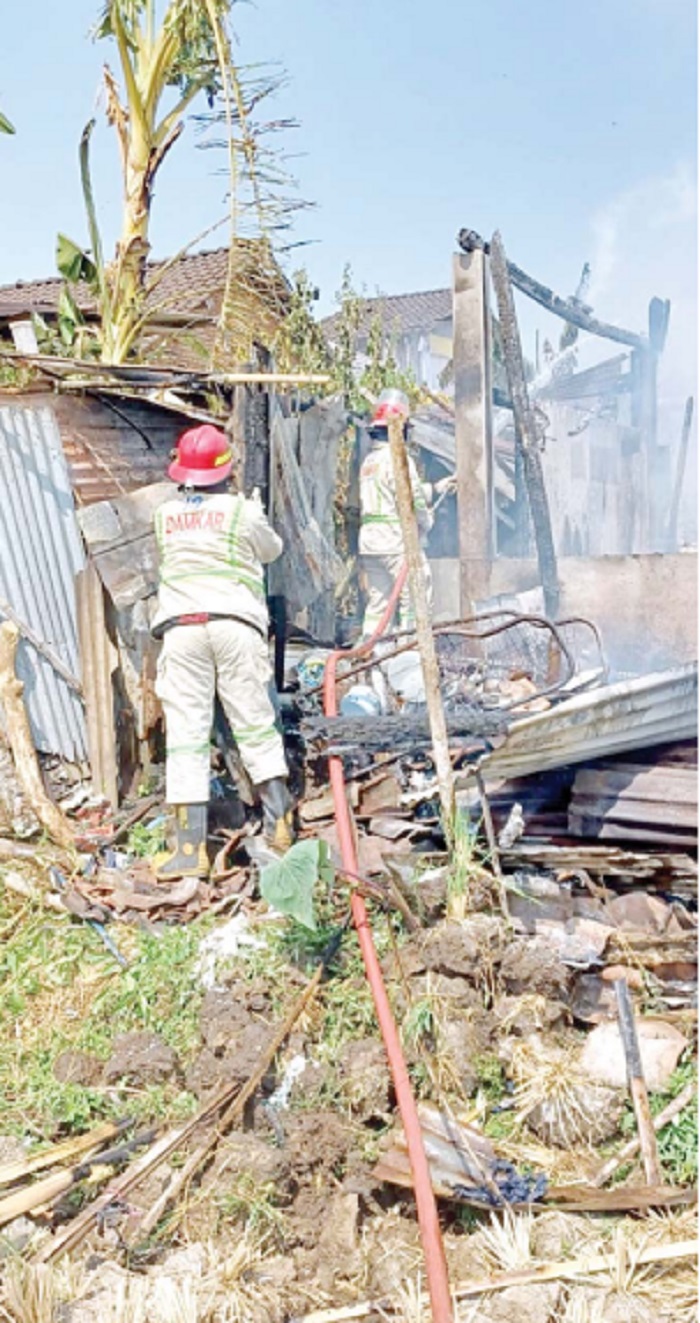 Petugas Damkar memadamkan api dalam kebakaran di rumah warga di Desa Klampok, Kecamatan Singosari.