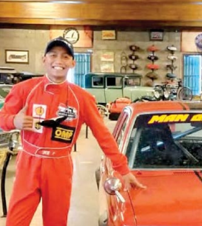 TERLATIH: Sandy Andrianto, driver show man on fire bersama mobil balapnya.