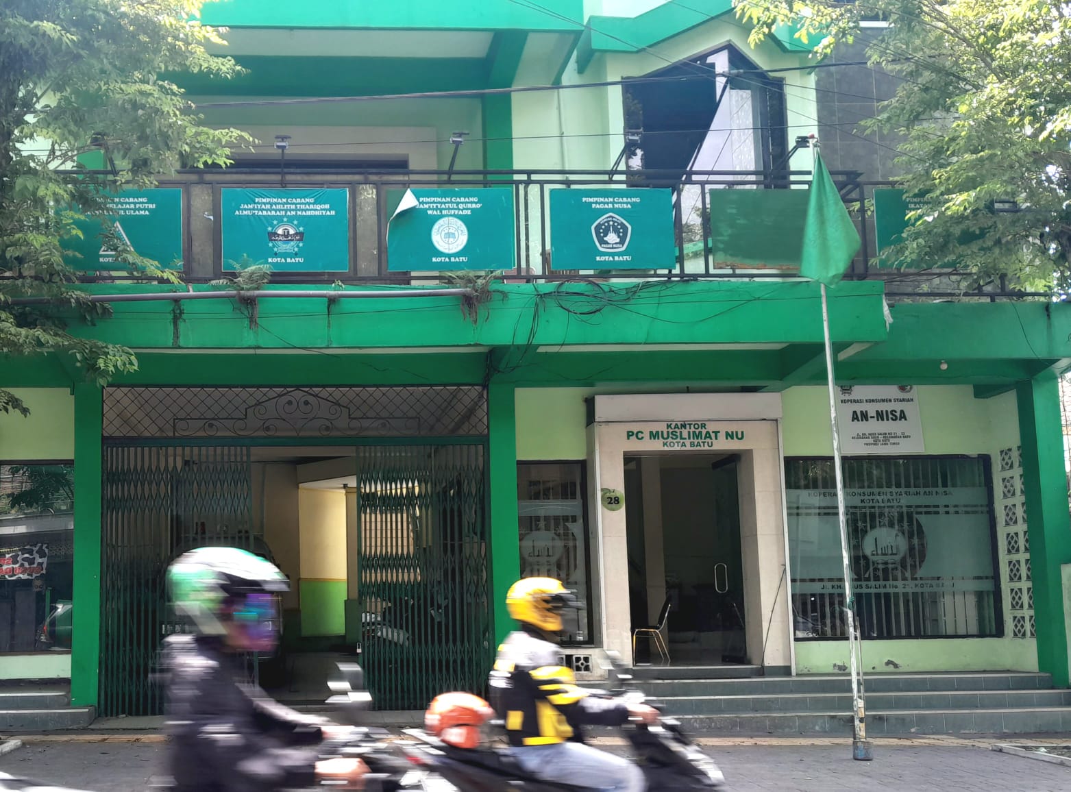 HARLAH: Bendera Nahdlatul Ulama dikibarkan di depan kantor PCNU Kota Batu di Jalan Agus Salim.