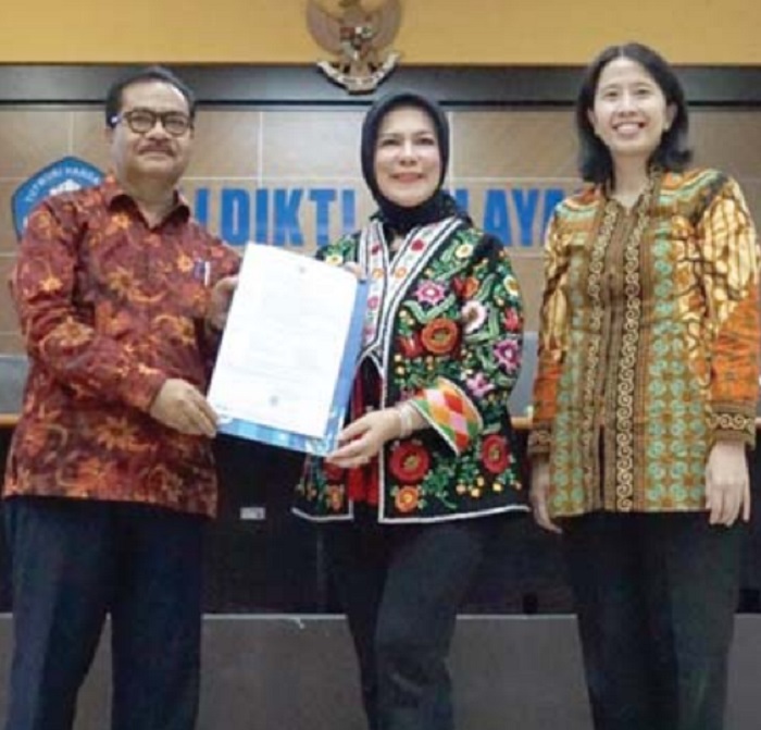 Rektor Ma Chung Dr Ir Stefanus Yufra M. Taneo MS MSc (kiri) menerima SK guru besar dari Kepala LLDIKTI Wilayah VII Jatim Prof Dr Dyah Sawitri SE MSi disaksikan Wakil Rektor I Ma Chung Dr Kestrilia Reg