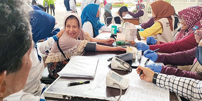 CEK KESEHATAN: Warga Kota Batu memanfaatkan pengobatan gratis yang diadakan oleh dinas kesehatan di Pasar induk Among Tani, Minggu (4/2) lalu.