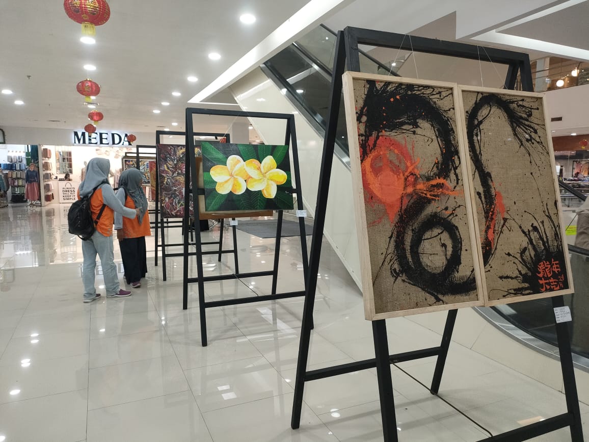 TARIK PERHATIAN: Puluhan  lukisan dua dimensi yang dipamerkan di Lippo Plaza Batu menarik perhatian para pengunjung, Rabu (7/2).