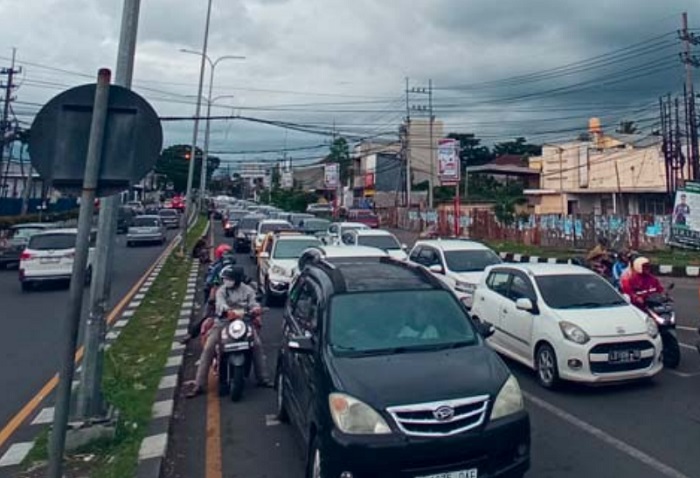 PULANG REKREASI: Antrean kendaraan di traffic light ke arah exit tol Karanglo, Kecamatan Singosari, kemarin.