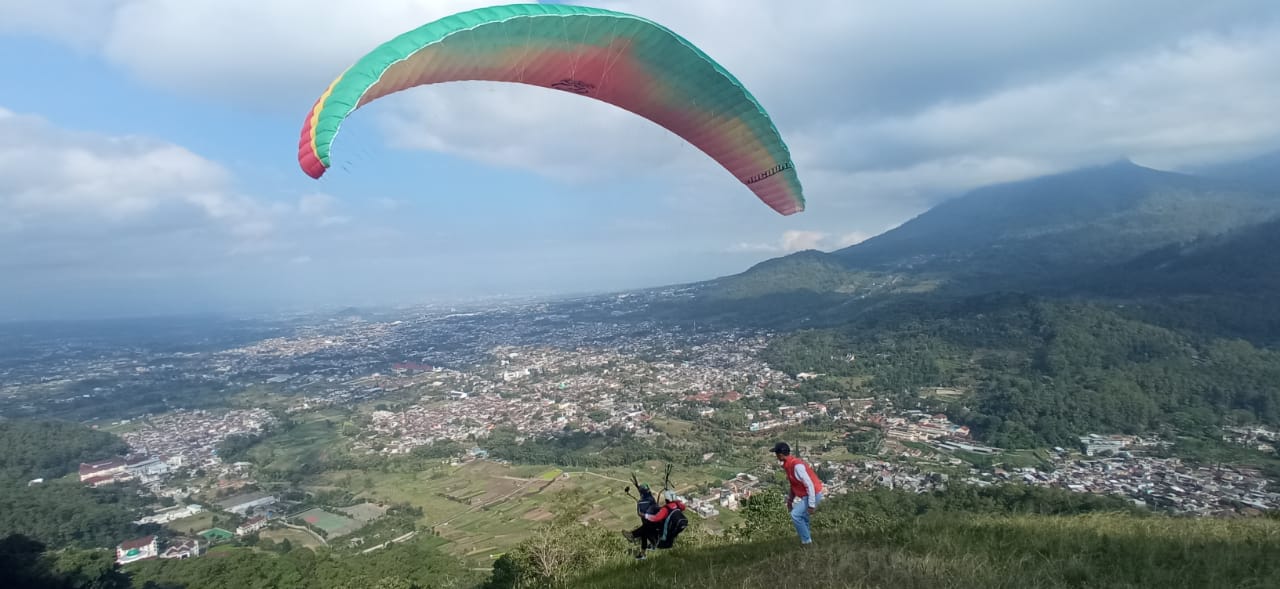 MENANTANG: Wisata paralayang termasuk yang diminati oleh wisatawan.